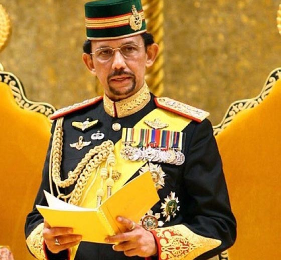 اثرياء في عالم مجنون.. يشترون اغرب الاشياء بينها اسم على القمر وقصة شعر صورة رقم 1