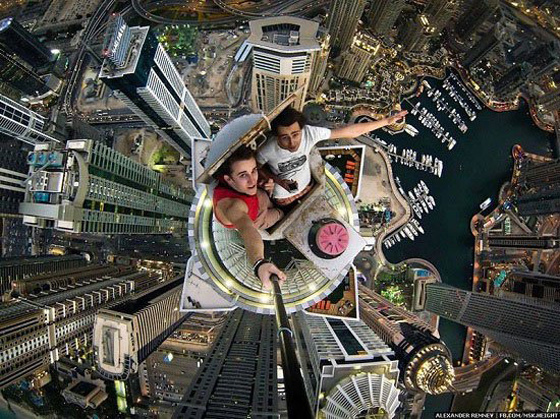 اجرأ صور سيلفي في 2015: فوق الامواج، اعلى الجبال، واللعب مع الثيران! صورة رقم 2 اجرأ صور سيلفي في 2015: فوق الامواج، اعلى الجبال، واللعب مع الثيران! صورة رقم 2