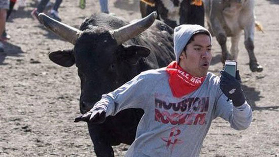 اجرأ صور سيلفي في 2015: فوق الامواج، اعلى الجبال، واللعب مع الثيران! صورة رقم 5 اجرأ صور سيلفي في 2015: فوق الامواج، اعلى الجبال، واللعب مع الثيران! صورة رقم 5