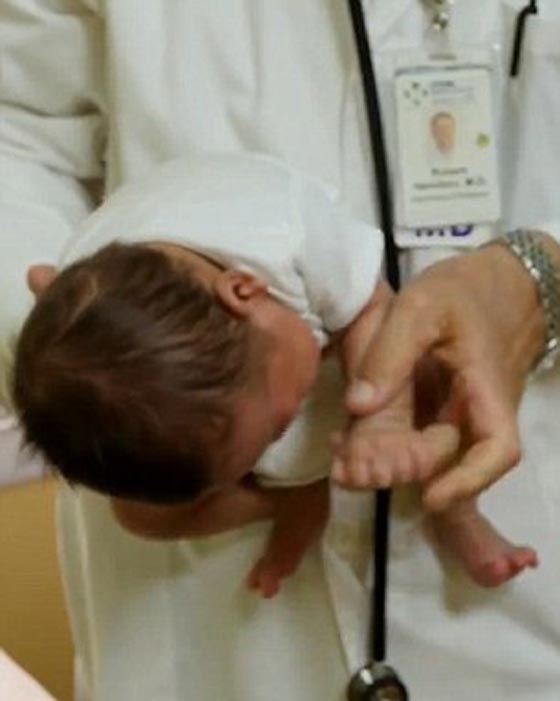 المسكة.. طريقة ناجعة لاسكات الرضيع، ها هو صاحبها يستعرضها صورة رقم 4