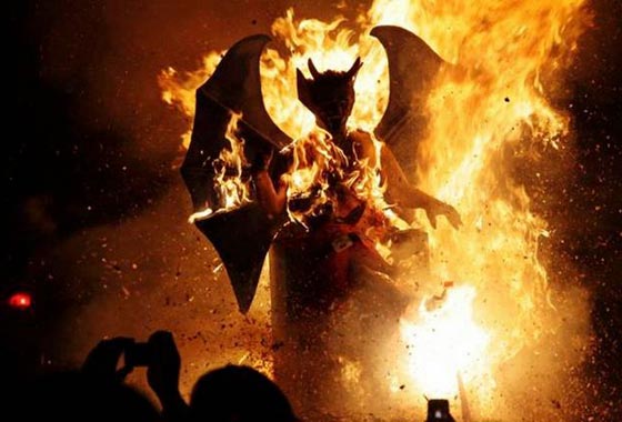 في غواتيمالا يحرقون الشيطان تمهيدا لعيد الميلاد صورة رقم 9