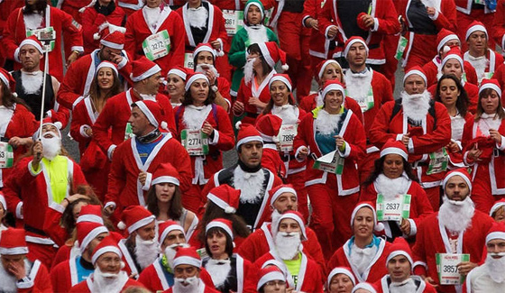 عيد الميلاد يخرج بابا نويل من عرشه الجليدي لينشر المسرة في العالم صورة رقم 2