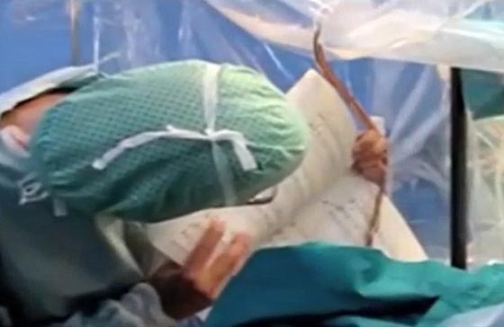 فيديو مثير.. رجل يعزف الساكسفون اثناء خضوعه لعملية في الدماغ صورة رقم 1