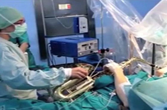 فيديو مثير.. رجل يعزف الساكسفون اثناء خضوعه لعملية في الدماغ صورة رقم 3