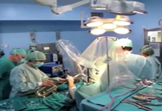 فيديو مثير.. رجل يعزف الساكسفون اثناء خضوعه لعملية في الدماغ صورة رقم 4