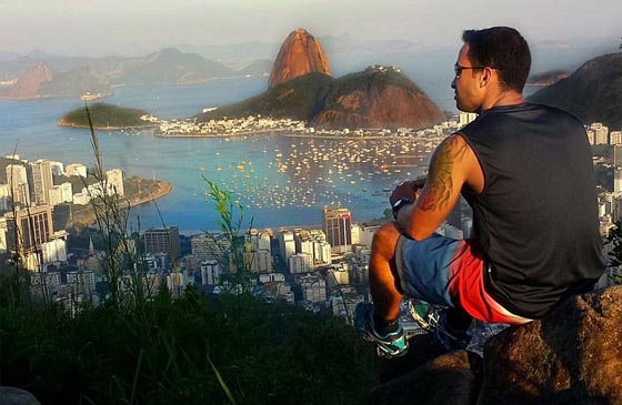 سياح يفضحون خدعة صور رياضي اذهل العالم وهو متدلي رأسا على عقب من صخرة شاهقة! صورة رقم 6 سياح يفضحون خدعة صور رياضي اذهل العالم وهو متدلي رأسا على عقب من صخرة شاهقة! صورة رقم 6