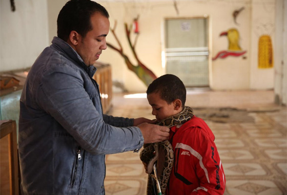 اغرب صور: مصري يربي حيوانات في بيته: قرود، ذئاب، نسور، اسد، ثعابين وتماسيح! صورة رقم 3 اغرب صور: مصري يربي حيوانات في بيته: قرود، ذئاب، نسور، اسد، ثعابين وتماسيح! صورة رقم 3