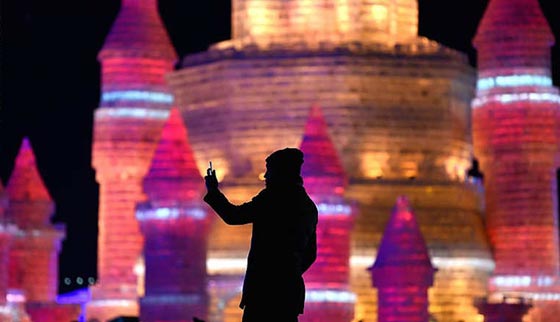 شاهد اجمل معروضات مهرجان شتوي في الصين.. بينها قلاع من جليد صورة رقم 2