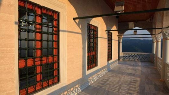 مسجد القبة.. تحفة فنية تتربع على قمة جبل يطل على مشهد ساحر صورة رقم 8 مسجد القبة.. تحفة فنية تتربع على قمة جبل يطل على مشهد ساحر صورة رقم 8