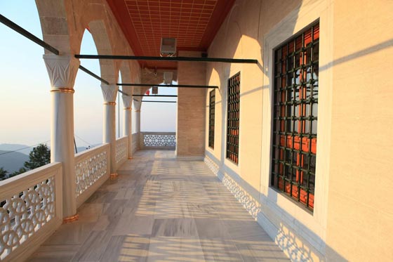 مسجد القبة.. تحفة فنية تتربع على قمة جبل يطل على مشهد ساحر صورة رقم 9 مسجد القبة.. تحفة فنية تتربع على قمة جبل يطل على مشهد ساحر صورة رقم 9