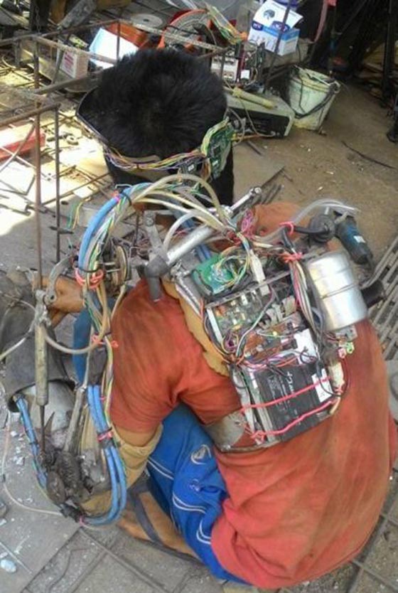 عامل لحام اندونيسي يصنع لنفسه ذراعا اصطناعية الكترونية.. صور صورة رقم 2