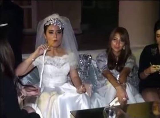 فيديو: عروس تترك حفل زفافها وتهرب لتدخين (الشيشة) صورة رقم 2