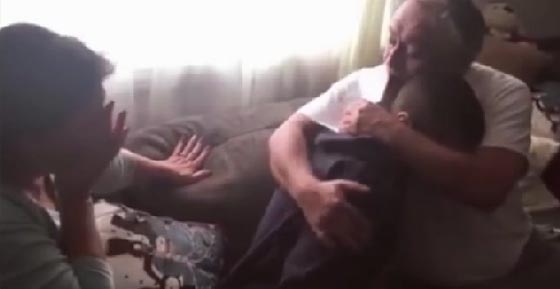 صورة رقم 1 - فيديو مؤثر للغاية.. ابن يفاجئ والديه يرد لهم الجميل ويفرج كربهم صورة رقم 1 - فيديو مؤثر للغاية.. ابن يفاجئ والديه يرد لهم الجميل ويفرج كربهم