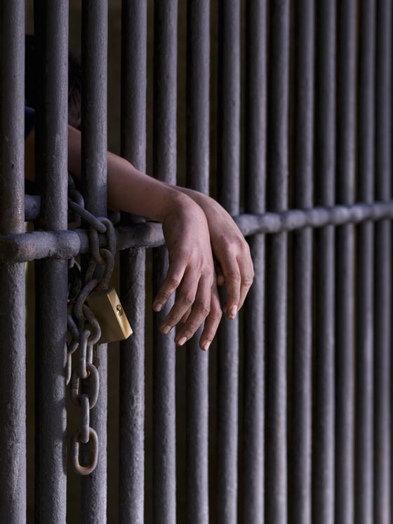 اغرب التهم التي اوصلت اصحابها للسجن.. ام لم تعتن بالمنزل ورجل سرق المطر صورة رقم 5