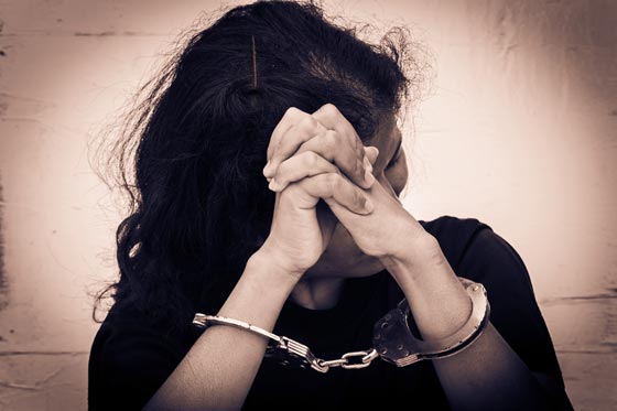 اغرب التهم التي اوصلت اصحابها للسجن.. ام لم تعتن بالمنزل ورجل سرق المطر صورة رقم 3