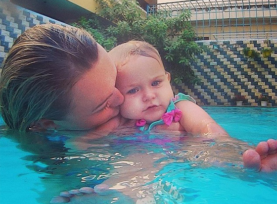 صور طفلة بعمر 10 اسابيع تزور 15 دولة في رحلة لمدة 10 شهور! صورة رقم 19