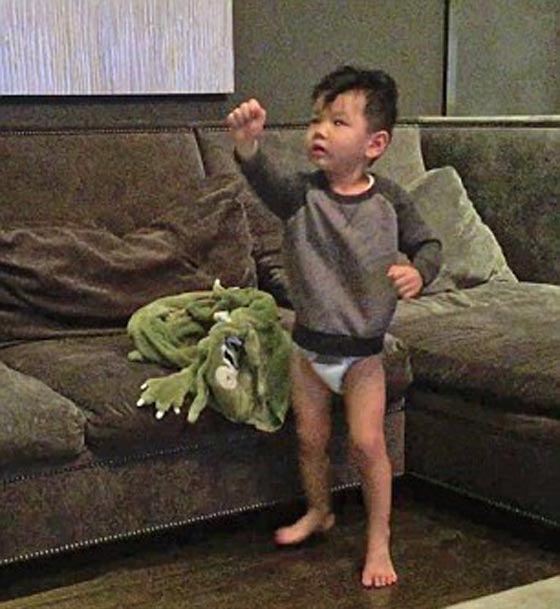 فيديو طريف.. طفل يستيقظ من النوم راقصا على اغنية يحبها! صورة رقم 5
