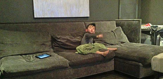 فيديو طريف.. طفل يستيقظ من النوم راقصا على اغنية يحبها! صورة رقم 3