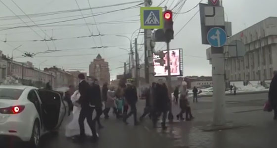شاهد كيف انتهت مشاجرة عنيفة نشبت بين عروسين في الشارع العام صورة رقم 5