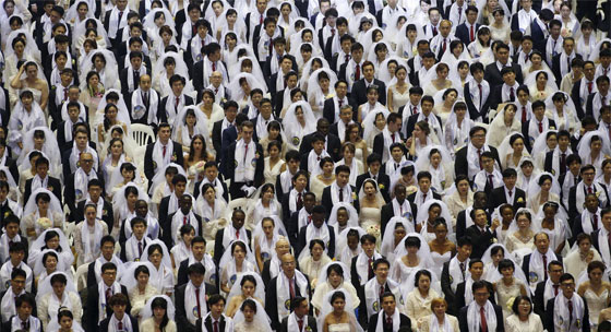 احتضنته كوريا.. حفل زواج جماعي فريد من نوعه ضم 15 الف زوج!! صورة رقم 2