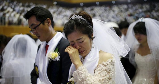 احتضنته كوريا.. حفل زواج جماعي فريد من نوعه ضم 15 الف زوج!! صورة رقم 6