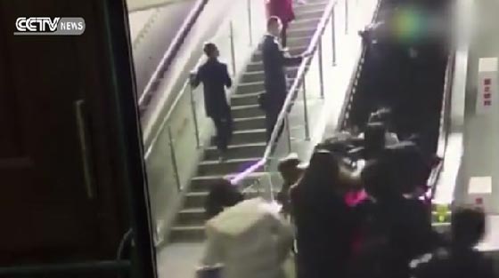 صادم ومفاجئ.. انحرف السلم الكهربائي عن مساره فكاد يودي بمستقليه صورة رقم 2