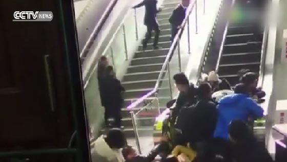 صادم ومفاجئ.. انحرف السلم الكهربائي عن مساره فكاد يودي بمستقليه صورة رقم 3