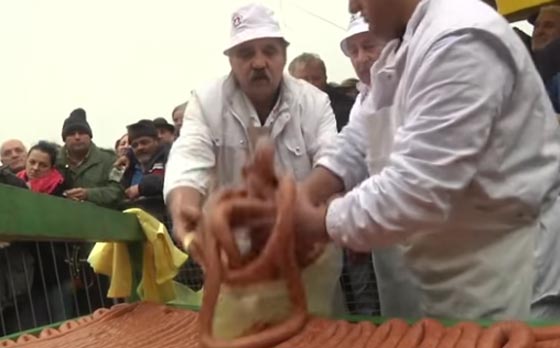 صربيا تدخل غينيس باطول اصبع نقانق يتجاوز طوله الكيلومترين! صورة رقم 2