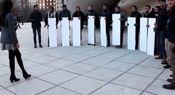 كورال موسيقي يتجند من اجل شاب يعرض الزواج على حبيبته.. فيديو صورة رقم 2