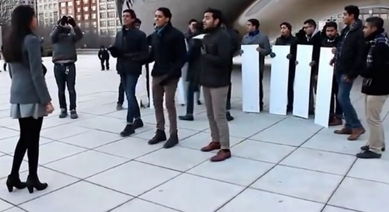 كورال موسيقي يتجند من اجل شاب يعرض الزواج على حبيبته.. فيديو صورة رقم 3