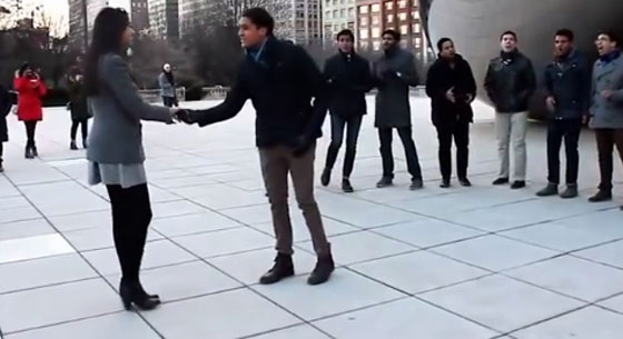 كورال موسيقي يتجند من اجل شاب يعرض الزواج على حبيبته.. فيديو صورة رقم 4