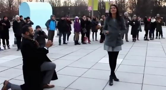 كورال موسيقي يتجند من اجل شاب يعرض الزواج على حبيبته.. فيديو صورة رقم 5