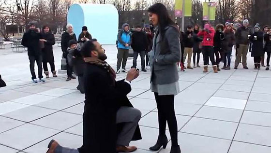 كورال موسيقي يتجند من اجل شاب يعرض الزواج على حبيبته.. فيديو صورة رقم 6