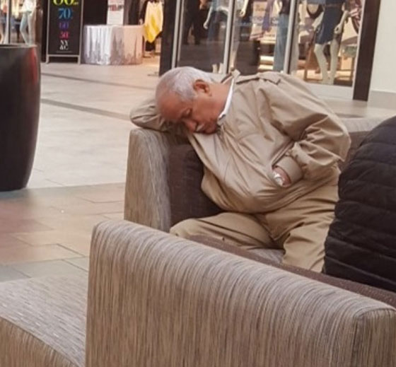 انستجرام يضج.. ماذا يفعل الرجال بانتظار نسائهم في الشوبينج؟ صورة رقم 3
