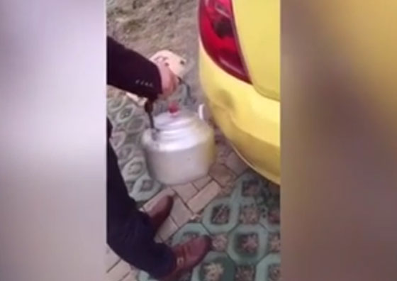 فيديو مثير.. اثار الصدمات في السيارة يمحوها رجل بالماء المغلي صورة رقم 1