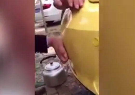 فيديو مثير.. اثار الصدمات في السيارة يمحوها رجل بالماء المغلي صورة رقم 2