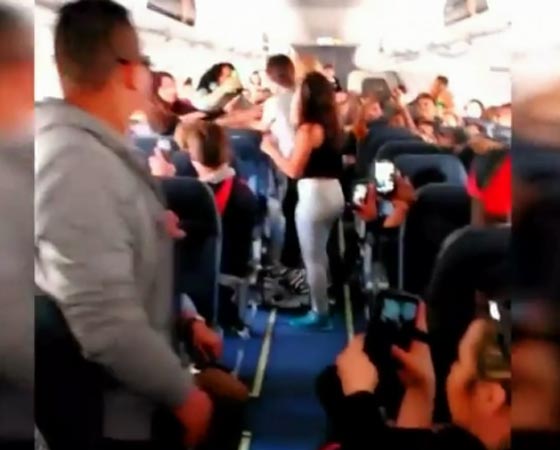 معركة عنيفة بين ركاب طائرة على ارتفاع آلاف الاميال.. فيديو صورة رقم 2 معركة عنيفة بين ركاب طائرة على ارتفاع آلاف الاميال.. فيديو صورة رقم 2