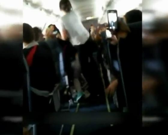 معركة عنيفة بين ركاب طائرة على ارتفاع آلاف الاميال.. فيديو صورة رقم 3 معركة عنيفة بين ركاب طائرة على ارتفاع آلاف الاميال.. فيديو صورة رقم 3
