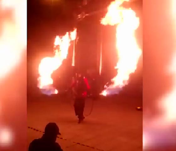 فيديو مثير.. شاب يتحول الى كتلة نار في استعراض بامشاعل صورة رقم 1