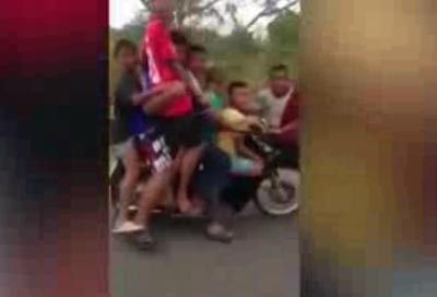 فيديو طريف.. 7 اطفال ورجل واحد على دراجة نارية صورة رقم 2