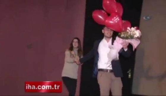 اساليب غريبة ومبتكرة في طلب الزواج.. وماذا كان الجواب؟ فيديو صورة رقم 3