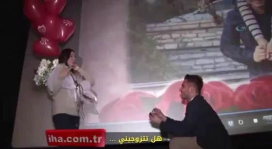 اساليب غريبة ومبتكرة في طلب الزواج.. وماذا كان الجواب؟ فيديو صورة رقم 4