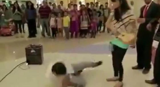 اساليب غريبة ومبتكرة في طلب الزواج.. وماذا كان الجواب؟ فيديو صورة رقم 6