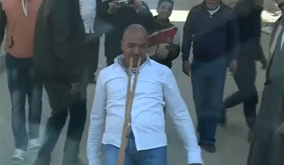  فيديو مذهل: كريم فرعون رجل خارق يأكل الزجاج، يجر السيارات بأسنانه ولا يقتله الرصاص! صورة رقم 4