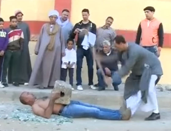 فيديو مذهل: طفل بقوة 1000 يأكل الزجاج يجر السيارات ولا تحرقه النار صورة رقم 7