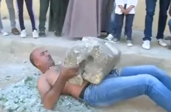 فيديو مذهل: طفل بقوة 1000 يأكل الزجاج يجر السيارات ولا تحرقه النار صورة رقم 8