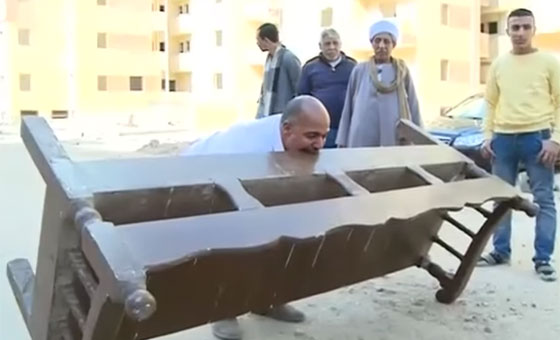 فيديو مذهل: طفل بقوة 1000 يأكل الزجاج يجر السيارات ولا تحرقه النار صورة رقم 11