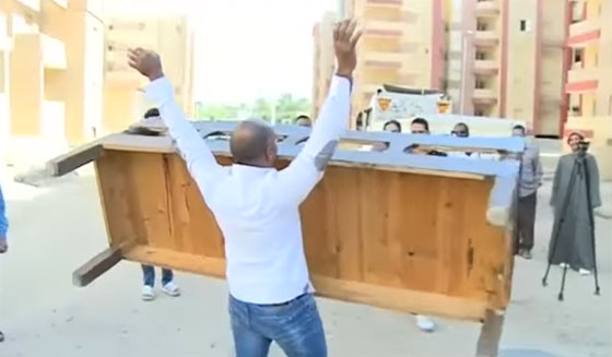  فيديو مذهل: كريم فرعون رجل خارق يأكل الزجاج، يجر السيارات بأسنانه ولا يقتله الرصاص! صورة رقم 1