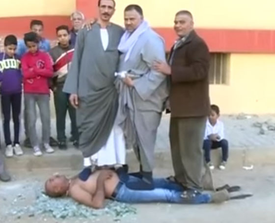 فيديو مذهل: طفل بقوة 1000 يأكل الزجاج يجر السيارات ولا تحرقه النار صورة رقم 9