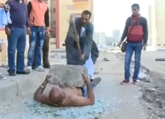  فيديو مذهل: كريم فرعون رجل خارق يأكل الزجاج، يجر السيارات بأسنانه ولا يقتله الرصاص! صورة رقم 13